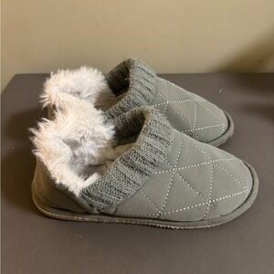 Women’s Aerosoles Slippers Size Small (5-6)